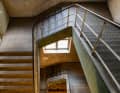 Erhebend: Der Weg vom Büro in Richtung Wohnraum – das Werk des Stuttgarter Bauhaus- Architekten Hans Volkart sorgt heute für eine beeindrukkende Kulisse.