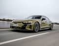„Taktik-Grün“ heißt die aufregende Farbe, die das RS-Topmodell des Audi E-Tron GT perfekt in Szene setzt. Bei vergleichbarer Länge und Breite ist der E-Tron GT flacher als ein A7 Sportback – trotz Batterie im Wagenboden