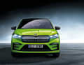 Ein beleuchteter Grill (Crystal Face), Matrix-LED-Scheinwerfer und eine scharf gezeichnete Schürze mit E-förmigen Einfassungen der Air Curtains zieren das Top-Modell Enyaq Coupé RS iV