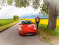 Zeitlos schön: Selbst die pittoreske Landschaft unterm Himmelsblau gewinnt durch Albert Hausers Porsche.