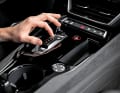 Fahrer und Beifahrer werden von einer breiten Mittelkonsole getrennt, hier befinden sich unter anderem der Startknopf sowie der Wählschalter für die Fahrstufen