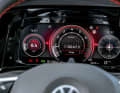 Digital Cockpit mit mittigem Drehzahlmesser, diversen Sport-Anzeigen und Laptimer