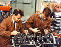 Valentin Schäffer (links) in seinem Element. Die Werkstatt und Motoren waren für ihn wie ein Lebenselixier.