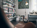 Bücher und Magazine neben Designikonen. Das Büro in einem Münchner Altbau ist mindestens so cool wie Stefan selbst.