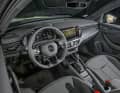 Hochwertig verarbeitetes Cockpit mit intuitiver Bedienbarkeit. Die hohe Platzierung des Bildschirms erleichtert die Ablesbarkeit