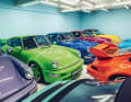 Wie im Traum: Eine Garage wie diese ist viel mehr als nur eine Garage. Sie ist die Manifestation der Liebe zur Marke Porsche. Ein Ort zum Innehalten und Träumen.