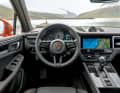 Typisch Macan: überaus edles, zugleich sportives Interieur. Neu sind unter anderem die entknopfte Mittelkonsole, Lenkräder vom 911 und ein modernisiertes Infotainment