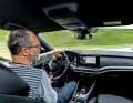 Das Sport-Volant ist griffig und die gut austarierte Progressivlenkung bleibt beim Überlenken der Mittellage präzise und mitteilsam