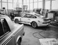 Jäger und Sammler: Peter Müller hat viele Jahrzehnte an Rennstrecken verbracht. Seinen 911 Carrera RSR (Umbau von Kremer, Ex-Flatnose) aus dem Jahr 1974 entdeckte er zufällig in einer Halle in Bayern, als er dort Kunststofffenster für seinen Porsche 904 Carrera GTS abholte.