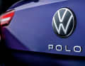 Typisch VW-Designsprache: Modellbezeichnung in neuer Schrift unterhalb des Marken-Emblems, welches als Heckklappen-Öffner dient