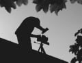 Arrangement: Andreas Mühe legt eine Filmkassette in seine Großformatkamera von Linhof. Vieles in seinem Leben scheint analog. Ohne Smartphone, ohne Ablenkung, voll präsent. »Wenn ich arbeiten möchte, fahre ich ins Büro. Und so lange ich nicht in meinen Laptop schaue, passiert ja auch nichts.«