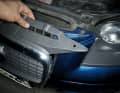 Bei offener Motorhaube am Audi A3 8P zwei Schrauben Tx 30 lösen, dann Single-Frame- Grill aushängen