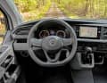 Cockpit-Layout und die klasse Bedien-Ergonomie teilt sich die Doka mit dem Multivan. Die robusten Materialien garantieren maximale Qualität im harten Berufsalltag