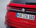 Das durchgehende Leuchtenband am Heck betont die Breite und erzeugt formal eine Verbindung zu einigen Premium- SUV-Coupés des VW-Konzerns