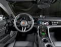 Das Cross-Turismo-Cockpit ist identisch zu dem der Sportlimousine: schlicht, schick, voll digitalisiert. Für 1.023 Euro gibt‘s übrigens ein viertes Display – das für den Beifahrer