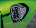 Der Taycan hat auf Fahrer- sowie Beifahrerseite einen Ladeanschluss. Eine elektrisch entriegelnde Ladeklappe kostet 625 Euro