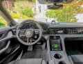 Eins mit dem Auto: schicker Arbeitsplatz mit viel Alcantara-ähnlichem Race Tex und vier großen Displays. Die Ergonomie ist vorbildlich, die Sit zposition schön tief. Ab Soft ware-Stand MY 2023 beherrscht der Taycan Over-the-air-Updates
