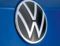 Das neue R-Logo thront unterhalb des Heckemblems, der Lack „Lapiz Blue Metallic“ kostet übrigens 810 Euro extra