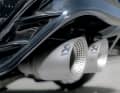 Die Titan-Abgasanlage von Akrapovic wird unter der Bezeichnung „R-Performance-Abgasanlage“ für 3.975 Euro verkauft