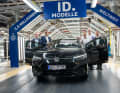 Kai Grünitz, Olaf Lies, Robert Müller, Jörg Tegeler, and Martin Sander at the handover of the 1.5 million ID. model in Emden.