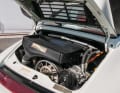 Der 3.6er Motor versteckt sich unter dem Ladeluftkühler. Lackiert ist der Wagen in »Grandprixweiss«.