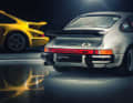 Östereich war die Heimat von Louise Piëch und damit auch die des 74er 911 Turbo. Das »A« erinnert an die frühen Tage dieser Allianz. Zur DNA aller Turbo gehört der Flügel, ganz gleich ob Prototyp oder 964 Turbo S (links).