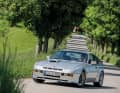 Während die Türen und die Motorhaube aus Aluminium gefertigt wurden, produzierte Porsche die Kotflügelverbreiterungen sowie die Frontschürze aus glasfaserverstärktem Kunststoff. Und wer genau hinsieht, erkennt, dass der 924 Carrera GT die Form des ab 1981 gebauten Porsche 944 vorwegnimmt.