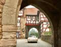 Unterfranken mit seinen mittelalterlichen Dörfern und Fachwerkhäusern, Heimat der Winzerfamilie Brennfleck seit mehr als 400 Jahren, ist die  ideale Kulisse für Oldtimer wie das sandgraue Cabriolet der Vor-A-Baureihe aus dem Jahr 1953.