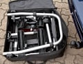 Mit 13 Kilo Gewicht und den Maßen einer mittelgroßen Reisetasche ist der Fahrradträger von VW Zubehör unschlagbar kompakt