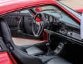 Schwarz und klar. Die dunkle Farbgebung im Interieur wird durch einige rote Elemente veredelt; sie schlagen optisch eine Brücke zur Außenlackierung. Das Dreispeichen-Lenkrad ist eine Hommage an die 964-Cup-Modelle.
