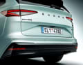 Das Heck wird von zweigeteilten Leuchten geprägt, dazwischen sitzt ein großer Skoda-Schriftzug