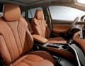 Zur exklusiven Design-Selection „ecoSuite“ (1.800 Euro) gehören cognacfarbene Ledersitze. Für den elektrisch einstellbaren Fahrersitz ruft Skoda 500 Euro extra auf