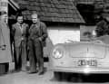 Ferdinand Porsche im Frühjahr 1948 neben dem 356 „Nr. 1“(„Roadster Gmünd“). Der Mittelmotor-Roadster mit Gitterrohrrahmen und 35-PS-VW-Motor wiegt 585 kg und ist 135 km/h schnell