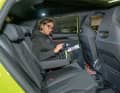Der Fond bietet genug Platz in allen Lebenslagen, die Coupé-Dachlinie klaut wider Erwarten kaum Kopffreiheit. Top: Sitzheizung auch hinten. Durchdacht: viele Simply-Clever-Features