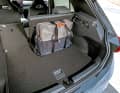 Der variable Kofferraum fasst 385 bis 1.267 (bei umgelegten Rücksitzlehnen und dachhoher Beladung) Liter. Der Testwagen verfügte über das Cargo Pack mit Staufach (für die Ladekabel) unter dem Ladeboden