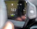 Zugunsten der Reichweite regelt der Born bei echten 160 km/h ab – denn der Luftwiderstand steigt quadratisch zur Geschwindigkeit