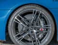 Der R8 mit 20-Zöllern rundum. 305er-Walzen hinten und Keramikbremsen haben beide