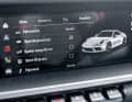 Das 10,9-Zoll-Infotainment des Porsche (PCM) bietet viel mehr Konnektivität als jenes im R8, lenkt mit seiner Touchbedienung aber auch mehr ab