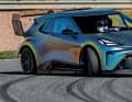 Wenn ein Profi am Steuer sitzt, fetzt der mit Allradantrieb ausgerüstete Cupra Urban Racing Concept im Drift um die Ecken