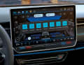 Satte 15 Zoll misst der zentrale Touchscreen. Die Klimaanlagensteuerung ist genauso auf der obersten Ebene integriert wie vier Funktionsbuttons etwa für Fahrmodi oder Parkmanöver