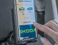 Praktische Handy- und Tablet-Halter mit einfacher Montage an den Kopfstützen gibt es ab 53 Euro bei Skoda-Zubehör