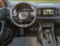 Das Cockpit ist aufgeräumt und dank der verbliebenen Taster und Drehregler auch während der Fahrt bestens bedienbar