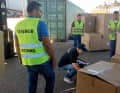 Öffnen verdächtiger Packstücke aus dem Container durch griechische Zollbeamte