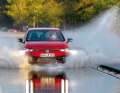 Wenn das Auto zum Verdränger wird: Bei 7 mm Wassertiefe schwimmen die Testreifen bei knapp 80 km/h auf
