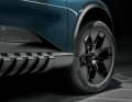 Das Luftfahrwerk erlaubt eine Veränderung der Trimmlage um acht Zentimeter und macht die kompetente Performance on- wie offroad überhaupt erst möglich. Im Gelände-Modus fahren vertikale Metallstreben auseinander, formen wirksame Protektoren rund um das Fahrzeug