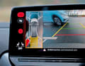 Der Ausparkassistent (Rear Cross Traffic Alert) erkennt nahenden Querverkehr und warnt erst akustisch und optisch, schließlich auch mit einem Bremseingriff