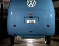 Aufgrund ihrer riesigen Motorhaube erhielten die ersten Bulli den Spitznamen „Barndoor“ (= Scheunentor). Eine Heckklappe gab es nicht