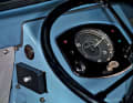 Rudimentäres Cockpit mit zentralem Tacho, Kontrolllampen und wenigen Schaltern. Mehr brauchte es nicht
