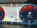 Das digitale Cockpit mit großer 10,25-Zoll-Anzeige bietet verschiedene Darstellungsoptionen, darunter auch eine klassische Zwei-Uhren-Ansicht