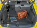 Der A3 Sportback bietet Kompaktklassen-übliche 325 bis 1.145 Liter Stauvolumen bei umgelegten Rücksitzlehnen. Optional gibt es im Verhältnis 40:20:40 geteilt umklappbare Rücklehnen mit Mittelarmlehne und Cupholdern für 200 Euro